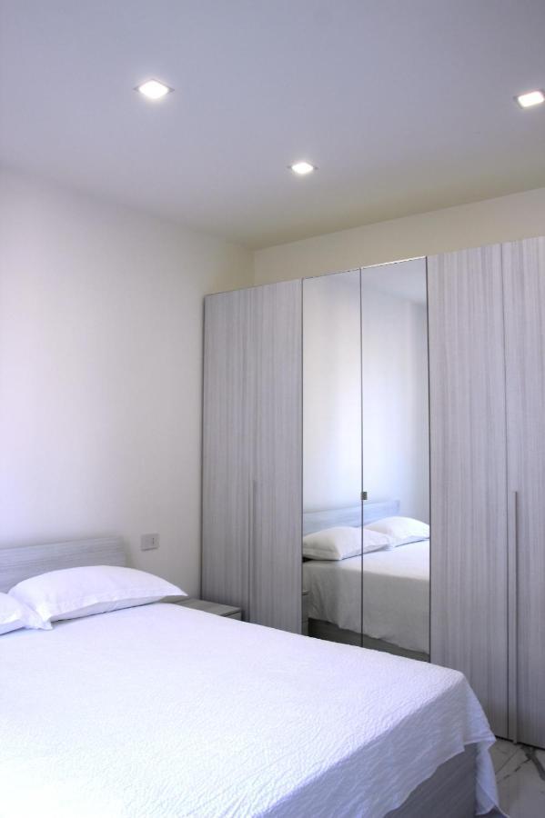Dreamich - Scavi Romani Apartment เดเซนซาโนเดลการ์ดา ภายนอก รูปภาพ